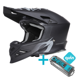 Ein Integralhelm in Schwarz und Grau mit Visier und stilisierten Grafiken, begleitet von einer Box mit der Aufschrift „O'NEAL F-SRS Solid Quin Bundle“ unter dem kleinen blauen „O'NEAL Europe“-Logo.