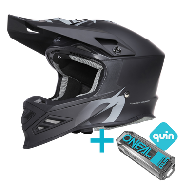 Ein eleganter Integralhelm mit modernem Design in Schwarz und Grau mit dem „O‘Neal“-Logo neben einem kleinen rechteckigen Gerät mit der Marke „O‘Neal“ und einem blauen Symbol, zusammen bekannt als das O‘NEAL F-SRS Solid Quin Bundle von O‘NEAL Europe.