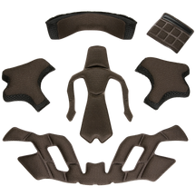 Zahlreiche gepolsterte und belüftete Polsterteile, Teil des O'NEAL Liner & Cheek Pads SL1 Helms, sind sauber auf einer flachen Oberfläche angeordnet. Diese Komponenten sind so konzipiert, dass sie den Komfort und den Schutz im Helm verbessern. Die Polster sind aus einem dunklen, atmungsaktiven Netzgewebe gefertigt.