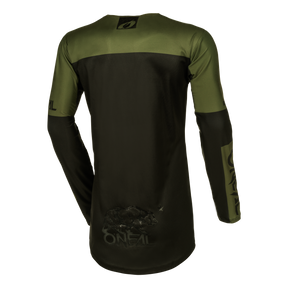 Das O'NEAL MAYHEM Jersey HEXX ist ein langärmliges Sporttrikot in den Farben Dunkelgrün und Schwarz. Es trägt den Markennamen „O'NEAL“ auf den Ärmeln und dem Rücken sowie eine Bärengrafik auf dem Rücken. Das leichte und atmungsaktive Gewebe wurde für High-Performance-Qualität entwickelt und sorgt für optimale Funktionalität beim Outdoor-Sport.