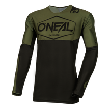 Wir präsentieren das O'NEAL MAYHEM Jersey HEXX, ein leistungsstarkes, langärmliges Motocross-Trikot von O'NEAL. Dieses zweifarbige Trikot zeigt eine olivgrüne obere Hälfte kombiniert mit einer schwarzen unteren Hälfte und Ärmeln. Auf der Brust prangt „O'Neal“ und unter dem Logo ist „ENJOY RIDE.“ aufgedruckt. Das Design verfügt außerdem über verschiedene kleine Logos an den Ärmeln und am Saum für eine stilvolle Note.