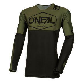 Wir präsentieren das O'NEAL MAYHEM Jersey HEXX, ein leistungsstarkes, langärmliges Motocross-Trikot von O'NEAL. Dieses zweifarbige Trikot zeigt eine olivgrüne obere Hälfte kombiniert mit einer schwarzen unteren Hälfte und Ärmeln. Auf der Brust prangt „O'Neal“ und unter dem Logo ist „ENJOY RIDE.“ aufgedruckt. Das Design verfügt außerdem über verschiedene kleine Logos an den Ärmeln und am Saum für eine stilvolle Note.