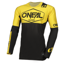 Das O'NEAL MAYHEM Jersey HEXX, ein schwarz-gelbes Langarm-Motocross-Trikot, trägt auf der Vorderseite, den Ärmeln und dem Kragen deutlich den Markennamen „O'NEAL“. Unter dem Markennamen trägt das Shirt den Slogan „ENJOY THE RIDE“, was seine Hochleistungsqualität und Funktionalität unterstreicht. Darüber hinaus verfügt es über schwarze Akzente auf der unteren Hälfte des Shirts und an den Ärmeln.