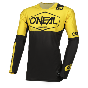 Das O'NEAL MAYHEM Jersey HEXX, ein schwarz-gelbes Langarm-Motocross-Trikot, trägt auf der Vorderseite, den Ärmeln und dem Kragen deutlich den Markennamen „O'NEAL“. Unter dem Markennamen trägt das Shirt den Slogan „ENJOY THE RIDE“, was seine Hochleistungsqualität und Funktionalität unterstreicht. Darüber hinaus verfügt es über schwarze Akzente auf der unteren Hälfte des Shirts und an den Ärmeln.
