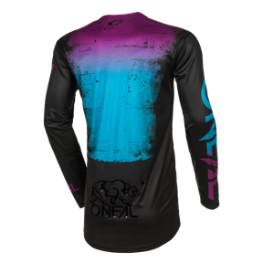Das O'NEAL MAYHEM Jersey SCARZ ist ein Langarmtrikot mit schwarzem Grund und einem lebhaften Splatter-Design in Lila und Blau auf der Rückseite. Der rechte Ärmel zeigt den blauen „ONEAL“-Text, während der linke Ärmel den rosa „ONEAL“-Text zeigt. Der untere Rücken ist mit einem schwarzen O'Neal-Logo versehen, das für hohe Leistung und Funktionalität steht.