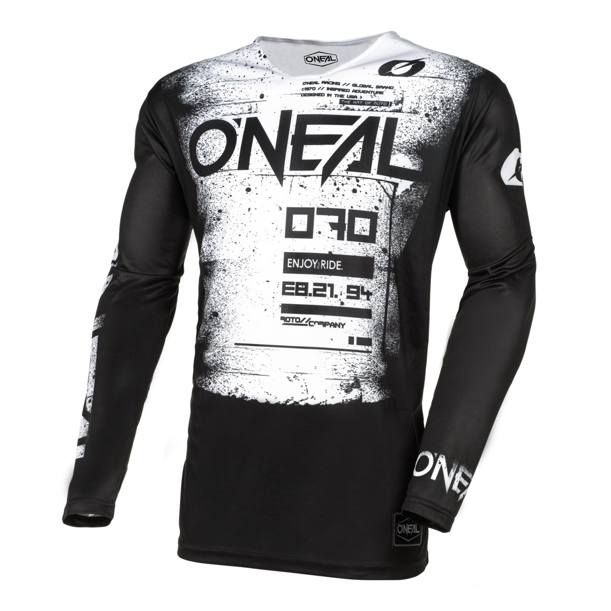 Das O'NEAL MAYHEM Jersey SCARZ ist ein leistungsstarkes Langarmtrikot, das hauptsächlich in Schwarz mit weißen Grafikdesigns und Texten gehalten ist. Auf der Vorderseite ist der Markenname „O'NEAL“ in großen Buchstaben zu sehen, begleitet von verschiedenen anderen Grafiken und Texten. Die Ärmel sind für zusätzliche Funktionalität mit dem „O'NEAL“-Logo versehen.