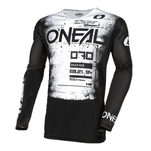 Das O'NEAL MAYHEM Jersey SCARZ ist ein leistungsstarkes Langarmtrikot, das hauptsächlich in Schwarz mit weißen Grafikdesigns und Texten gehalten ist. Auf der Vorderseite ist der Markenname „O'NEAL“ in großen Buchstaben zu sehen, begleitet von verschiedenen anderen Grafiken und Texten. Die Ärmel sind für zusätzliche Funktionalität mit dem „O'NEAL“-Logo versehen.