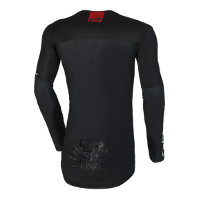 Rückansicht des O'NEAL MAYHEM Jersey HEXX, einem schwarzen langärmligen Sporttrikot mit einem dunkelroten Patch auf dem oberen Rücken und dem Markennamen „O'Neal“ unten aufgedruckt. Das Trikot verfügt über subtile Designelemente und Text auf den Ärmeln und verkörpert High-Performance-Qualität, die auf ultimative Funktionalität und Komfort ausgelegt ist.