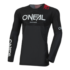 Das O'NEAL MAYHEM Jersey HEXX ist ein schwarzes Langarm-Motocross-Trikot mit weißem „O'NEAL“-Branding auf der Brust, dem rechten Unterarm und dem Nackenschild. Unter dem Brustlogo ist der Satz „ENJOY.RIDE.“ aufgedruckt. Dieses Trikot in Hochleistungsqualität verfügt außerdem über einen kleinen roten Akzent im linken Schulterbereich.