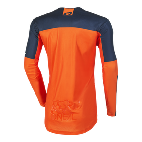 Das Bild zeigt die Rückseite eines O'NEAL MAYHEM Jersey HEXX, einem langärmeligen Sporttrikot in Orange und Dunkelblau. Das Trikot trägt die Marke „O'Neal“ und verfügt über ein Mountainbiker-Logo auf dem unteren Rücken. Das Oberteil und die Unterarme sind blau, während der Rest orange ist und auf High-Performance-Qualität und Komfort ausgelegt ist.