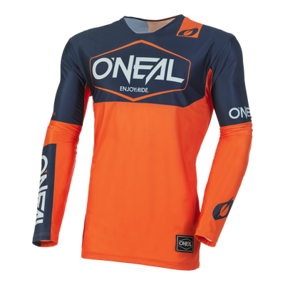 Das O'NEAL MAYHEM Jersey HEXX in leuchtendem Orange und Marineblau bietet "ONEAL"- und "ENJOY.RIDE."-Prints auf der Vorderseite und den Ärmeln sowie auffällige Logos, Aufnäher und hervorragende Funktionalität.