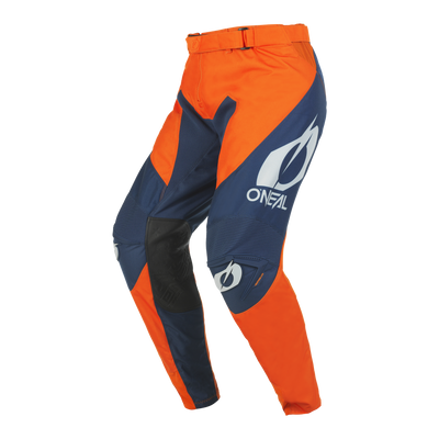 Die O'NEAL MAYHEM Hose HEXX ist eine orangefarbene und marineblaue Motocross-Hose mit schwarzen Knieeinsätzen, auffälligen weißen "O'NEAL"-Logos auf Oberschenkel und Knie und atmungsaktivem Stoff, die auf einer unsichtbaren Schaufensterpuppe vor weißem Hintergrund gezeigt wird.