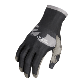 Wir präsentieren den O'NEAL PODIUM 1.0 Glove, einen schwarz-grauen Fahrradhandschuh mit strukturierter Oberfläche und Schutzflächen an den Knöcheln und Fingerspitzen. Der Handgelenkbereich verfügt über einen reflektierenden Streifen für zusätzliche Sicherheit und der Markenname „O'NEAL“ ist für mehr Komfort in Weiß auf den Handrücken gedruckt.