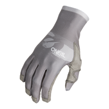 Der O'NEAL PODIUM 1.0 Glove von O'NEAL, ein grau-weißer Mesh-Handschuh mit der Aufschrift „ONZIL“, verfügt über verstärktes wildlederähnliches Material an den Fingerspitzen und entlang des Daumens für zusätzliche Haltbarkeit. Dieser Handschuh verfügt über eine atmungsaktive Textur, die für schützende Handschuhe entwickelt wurde und hohen Komfort für Aktivitäten wie Radfahren oder Handarbeit bietet.