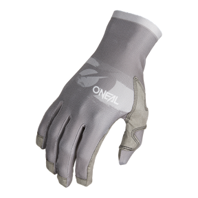 Der O'NEAL PODIUM 1.0 Glove von O'NEAL, ein grau-weißer Mesh-Handschuh mit der Aufschrift „ONZIL“, verfügt über verstärktes wildlederähnliches Material an den Fingerspitzen und entlang des Daumens für zusätzliche Haltbarkeit. Dieser Handschuh verfügt über eine atmungsaktive Textur, die für schützende Handschuhe entwickelt wurde und hohen Komfort für Aktivitäten wie Radfahren oder Handarbeit bietet.