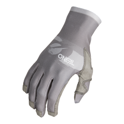 Der O'NEAL PODIUM 1.0 Glove von O'NEAL, ein grau-weißer Mesh-Handschuh mit der Aufschrift „ONZIL“, verfügt über verstärktes wildlederähnliches Material an den Fingerspitzen und entlang des Daumens für zusätzliche Haltbarkeit. Dieser Handschuh verfügt über eine atmungsaktive Textur, die für schützende Handschuhe entwickelt wurde und hohen Komfort für Aktivitäten wie Radfahren oder Handarbeit bietet.