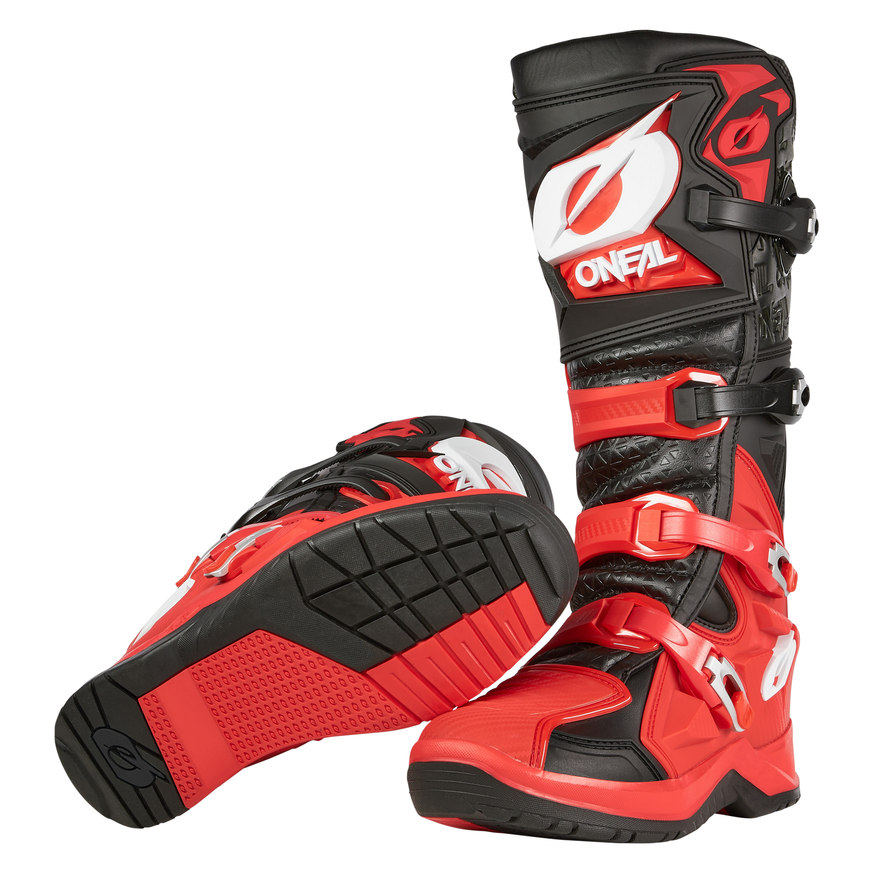 Ein Paar O'NEAL RMX PRO Stiefel in Schwarz, Rot und Weiß mit dicken Sohlen und großen Schnallen. Der eine steht aufrecht, der andere liegt auf der Seite und zeigt das markante O'NEAL-Branding - bereit für jedes Offroad-Abenteuer.