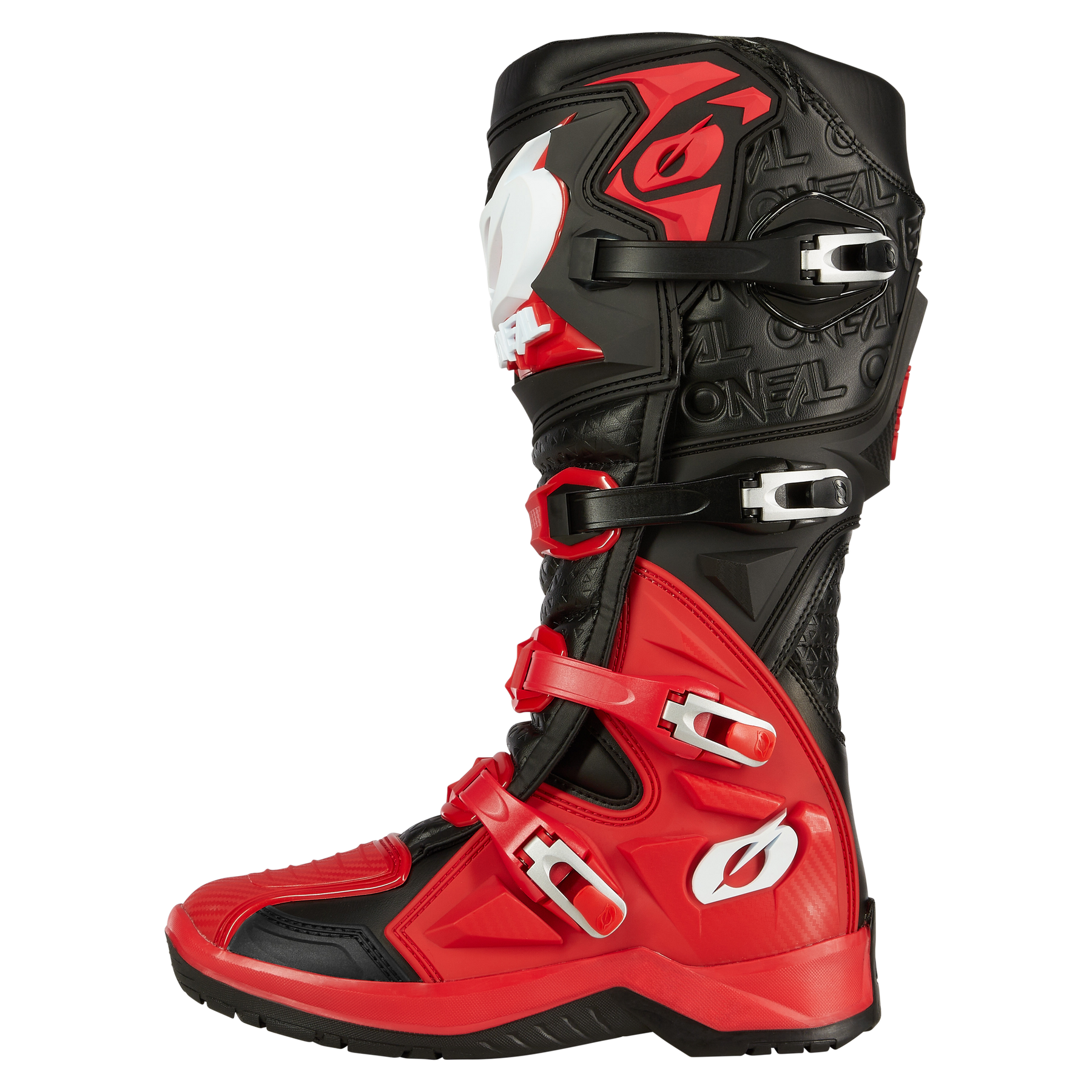 Der O'NEAL RMX PRO Stiefel ist ein rot-schwarzer Motocross-Stiefel mit silbernen Schnallen, auffälligen geometrischen Mustern und einem weißen O'NEAL-Logo auf dem Schienbein und Knöchel. Er verfügt über eine dicke Sohle und eine robuste Konstruktion für Offroad-Abenteuer.