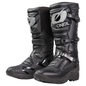 La bota O'NEAL RSX Adventure es una bota de moto todoterreno negra con detalles en gris, hebillas protectoras, suela texturizada y un diseño robusto para la conducción de aventura.