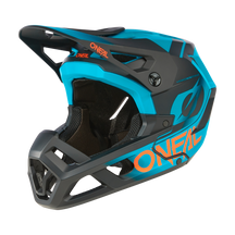 Der O'NEAL SL1 Helm STRIKE in Schwarz/Türkisblau verfügt über ein Visier und orangefarbenes Branding und ist mit scharfen Designelementen und Lüftungsschlitzen für Schutz und Belüftung ausgestattet.