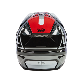 Ein hochwertiger Motorradhelm mit einem schwarz-rot-weißen Farbschema, von hinten betrachtet. Der Text „ENJOY THE RIDE.“ ist oben aufgedruckt und „O’NEAL“ ist unten sichtbar. Das Design weist eckige Muster und Belüftungskanäle auf, die an den O’NEAL SONUS Helm Kinder SPLIT erinnern.