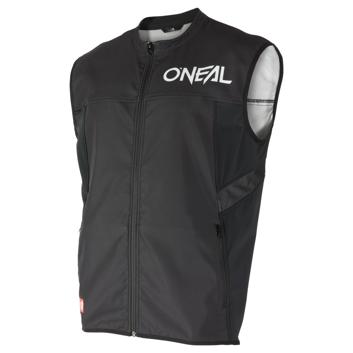 Die O'NEAL Soft Shell MX Vest ist eine schwarze Schutzweste mit Frontreißverschluss und dem Markennamen „O'NEAL“ in weißen Buchstaben auf der oberen linken Brust. Die Weste verfügt über Mesh-Einsätze an der Seite und ein rotes Logo am unteren Saum.