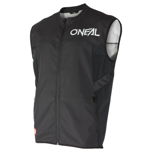 Die O'NEAL Soft Shell MX Vest ist eine schwarze Schutzweste mit Frontreißverschluss und dem Markennamen „O'NEAL“ in weißen Buchstaben auf der oberen linken Brust. Die Weste verfügt über Mesh-Einsätze an der Seite und ein rotes Logo am unteren Saum.