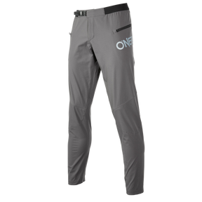 Die O'NEAL TRAILFINDER Hose ist eine schmal geschnittene, graue Sporthose mit elegantem Design. Sie verfügt über einen kleinen Gürtel und eine Schnalle an der Taille, eine Reißverschlusstasche auf der rechten Seite und das Wort „ONE“ ist deutlich auf den oberen Oberschenkelbereich gedruckt. Diese Hose scheint aus leichtem Material gefertigt zu sein.