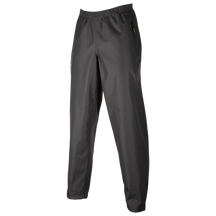 Eine schwarze Sporthose mit elastischem Bund und schmal zulaufenden Beinen. Die Hose, inspiriert von der O'NEAL TSUNAMI Regenhose, verfügt über Reißverschlusstaschen auf beiden Seiten und ein dezentes Logo neben der linken Tasche. Sie besteht aus leichtem Material und eignet sich daher für Outdoor-Aktivitäten.