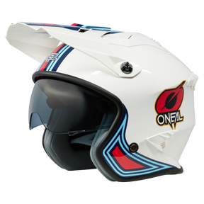 Der O'NEAL VOLT Helm MN1 ist ein weißer Motocross-Helm mit integriertem Visier und aerodynamischem Design. Er verfügt über blaue, rote und schwarze Akzente sowie das O'NEAL-Logo an der Seite. Dieser Helm verfügt außerdem über ein leicht getöntes Visier und eine graue Innenpolsterung für zusätzlichen Komfort.