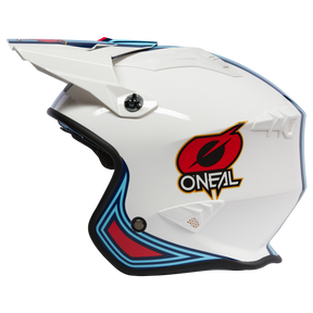 Seitenansicht eines weißen O'NEAL VOLT Helms MN1 mit aerodynamischem Design. Er verfügt über rote, blaue und gelbe Akzente mit dem markanten O'Neal-Logo. Der Helm verfügt über ein Visier und ein Belüftungssystem, das für Sicherheit und Komfort für Fahrer sorgt.