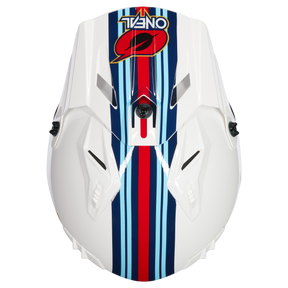 Von oben betrachtet zeigt der weiße Motorradhelm O'NEAL VOLT Helm MN1 markante vertikale Streifen in Blau und Rot. Auf der Oberseite dieses O'NEAL-Helms prangt stolz ein leuchtendes Logo mit dem Text „ONEAL“ und einem stilisierten roten „O“. Dieses elegante VOLT-Helm-Design wird durch eckige Belüftungsöffnungen aufgewertet, die zu seiner aerodynamischen Ästhetik beitragen.