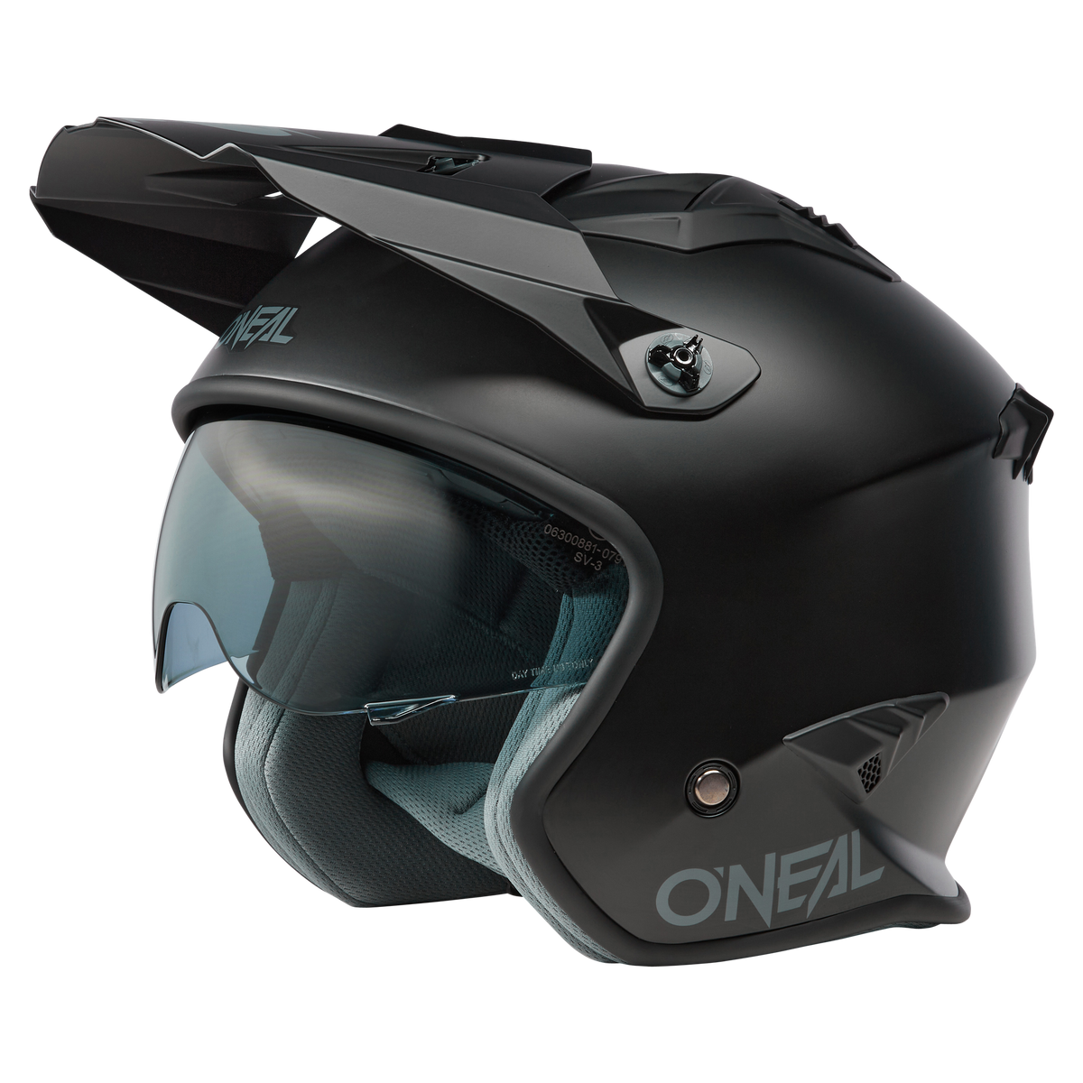 Ein eleganter schwarzer O'NEAL VOLT Helm SOLID Motorradhelm, bekannt für seine hohe Qualität, mit Visier und aerodynamischem Design. Der Helm verfügt über ein getöntes Gesichtsvisier und eine verlängerte Sonnenblende. Das Innenfutter ist grau. Das O'NEAL-Branding ist an der Seite und Rückseite des Roller Helms sichtbar.