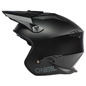 Ein schlanker, eckiger schwarzer Motocrosshelm von O'NEAL mit markantem Visier und Belüftungsöffnungen. Der O'NEAL VOLT Helm SOLID besticht durch hohe Qualität, verfügt über ein mattes Finish und das O'NEAL-Logo in Weiß nahe der Basis.