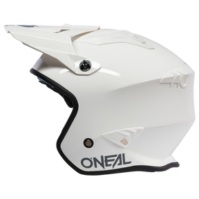 Ein weißer O'NEAL VOLT Helm SOLID Motorradhelm mit schlankem Visier und aerodynamischem Design. Mit Belüftungsöffnungen und einem auffälligen O'NEAL-Logo an der Seite bietet dieser hochwertige Helm dem Fahrer modernen Stil, Schutz und Ästhetik.