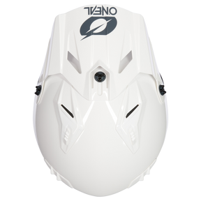 Ein weißer O'NEAL VOLT Helm SOLID wird aus der Draufsicht gezeigt und weist Belüftungsschlitze und einen zentrierten runden Einstellknopf auf. Das O'NEAL-Logo ist prominent in Schwarz oben auf dem Helm angebracht und sorgt für hohe Qualität und Sicherheit.