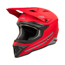 Der O'NEAL 1SRS Helm SOLID ist ein leuchtend roter Motocross-Helm mit Integraldesign, schwarz-grauer Innenausstattung, großem Visier und schlanken aerodynamischen Linien. Dieser ABS-Motocross-Helm verfügt über stilvolle silberne Akzente und das prominent auf der Stirnpartie angebrachte O'Neal-Logo, das seine hochwertige Technik unterstreicht.