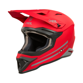 Der O'NEAL 1SRS Helm SOLID ist ein leuchtend roter Motocross-Helm mit Integraldesign, schwarz-grauer Innenausstattung, großem Visier und schlanken aerodynamischen Linien. Dieser ABS-Motocross-Helm verfügt über stilvolle silberne Akzente und das prominent auf der Stirnpartie angebrachte O'Neal-Logo, das seine hochwertige Technik unterstreicht.