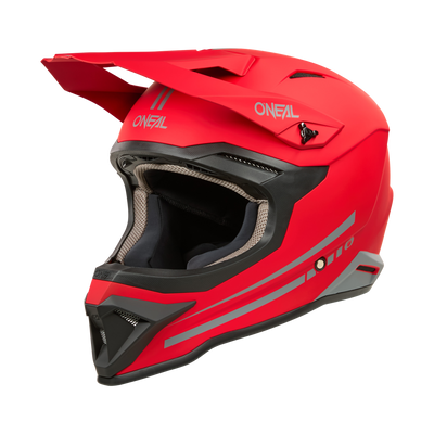 Der O'NEAL 1SRS Helm SOLID ist ein leuchtend roter Motocross-Helm mit Integraldesign, schwarz-grauer Innenausstattung, großem Visier und schlanken aerodynamischen Linien. Dieser ABS-Motocross-Helm verfügt über stilvolle silberne Akzente und das prominent auf der Stirnpartie angebrachte O'Neal-Logo, das seine hochwertige Technik unterstreicht.