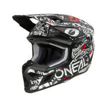 Der O'NEAL 3SRS Helm ATTACK ist ein schwarz-rot-weißer Motocross-Helm aus der Motocross Profi-Serie. Er verfügt über ein Visier und einen Kinnschutz sowie ein dynamisches Design im Graffiti-Stil mit verschiedenen Mustern und Texten. Der Helm verfügt außerdem über eine sichtbare Innenpolsterung und Belüftungsöffnungen.