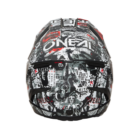 Der O'NEAL 3SRS Helm ATTACK besticht durch aufwendige schwarz-weiß-rote Graffiti-ähnliche Designs mit der Marke „O'NEAL“, die oben und an den Seiten deutlich zu sehen ist. Dieser ABS-Helm verfügt über mehrere Belüftungsöffnungen und eine komplexe, moderne Ästhetik, die perfekt für jeden Motocross-Profi ist.