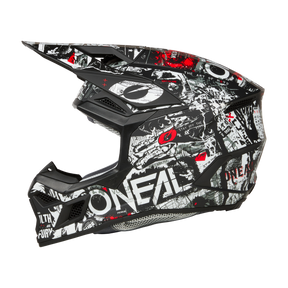 Der O'NEAL 3SRS Helm ATTACK ist ein Motocross-Helm mit einem auffälligen schwarz-weiß-roten Grafikdesign mit markantem O'Neal-Branding. Er verfügt über eine markante, eckige Struktur mit einem markanten Visier und mehreren Belüftungslöchern und verkörpert einen modernen und aggressiven Stil, der ideal für jeden Motocross-Profi ist.