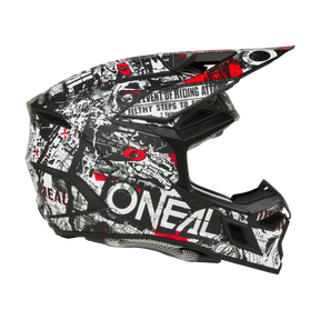 Seitenansicht eines O'NEAL 3SRS ATTACK-Helms in Schwarz, Weiß und Rot, der das Markenlogo „O'NEAL“ deutlich sichtbar zeigt. Dieser Helm verfügt über ein dynamisches Grafikdesign mit verschiedenen Texten und abstrakten Mustern, ein ausgeprägtes Visier und Belüftungsöffnungen, die die Atmungsaktivität und den Komfort verbessern. Perfekt für jeden Motocross-Profi.