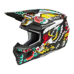 Der O'NEAL 3SRS Helm INKED ist ein lebendiger Motocross-Helm mit kräftigen, farbenfrohen Designs aus Blumen, Flügeln und abstrakten Mustern. Der Helm zeigt deutlich den Markennamen „O'Neal“ auf schwarzem Untergrund mit auffälligen Akzenten in Rot, Gelb, Grün und Weiß. Sein Visier ist leicht nach vorne geneigt, um einen professionellen Motocross-Look zu bieten.
