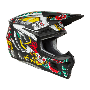 Ein O'NEAL 3SRS Helm INKED Motocross-Helm in Schwarz, verziert mit lebendigen, farbenfrohen Grafiken, darunter ein Totenkopf mit gekreuzten Knochen, Rosen, Flügeln und verschiedenen abstrakten Designs. Der Helm verfügt über einen gelben Markentext von O'NEAL und zeichnet sich durch eine moderne, aerodynamische Form aus.