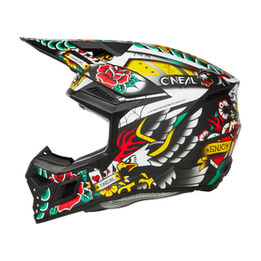 Der O'NEAL 3SRS Helm INKED ist ein lebendiger Integralhelm für Motocross mit aufwendigen, farbenfrohen Designs wie Rosen, Flügeln, Flammen und Spielkarten. Mit einem markanten Visier und einer aerodynamischen Form zeigt dieser Motocross-Profihelm die Marke „O'Neal“ deutlich an der Seite.