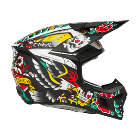 Der O'NEAL 3SRS Helm INKED ist ein lebendiger Motocross-Helm von O'Neal mit kräftigen, farbenfrohen Grafiken wie Rosen, einem Totenkopf mit gekreuzten Knochen, Flügeln, einem Schwert und verschiedenen abstrakten Designs. Das Design enthält das Markenlogo „O'Neal“ und den Text „Enjoy“ inmitten der grafischen Elemente. Perfekt für jeden Motocross-Profi.