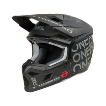 Abgebildet ist ein schwarzer O'NEAL 3SRS Helm STATIC mit elegantem Design und silbernen geometrischen Mustern. Der Helm verfügt über ein großes Visier, Belüftungsöffnungen und eine Polsterung im Inneren für mehr Komfort. Der O'NEAL 3SRS Helm STATIC ist perfekt für Motocross-Fans und zeigt das O'Neal-Logo prominent an der Seite und vorne.