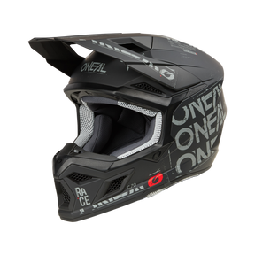 Abgebildet ist ein schwarzer O'NEAL 3SRS Helm STATIC mit elegantem Design und silbernen geometrischen Mustern. Der Helm verfügt über ein großes Visier, Belüftungsöffnungen und eine Polsterung im Inneren für mehr Komfort. Der O'NEAL 3SRS Helm STATIC ist perfekt für Motocross-Fans und zeigt das O'Neal-Logo prominent an der Seite und vorne.