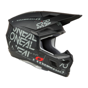 Der O'NEAL 3SRS Helm STATIC ist ein auffälliger Integralhelm für Motocross in Schwarz und Grau, der die Marke „O'Neal“ in verschiedenen Schriftarten und Größen prominent zur Schau stellt. Dieser aus ABS-Material gefertigte Helm verfügt über Belüftungsöffnungen, einen schützenden Kinnschutz und ein praktisches Visier. Das Design besticht durch eine Kombination aus matten und glänzenden Texturen für zusätzlichen Stil.